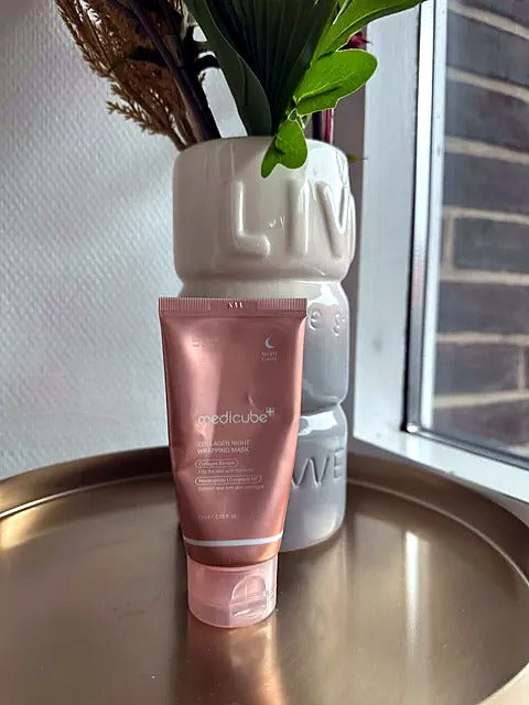 Medicube Collagen Night Wrapping Mask på en messingbakke ved vinduet
